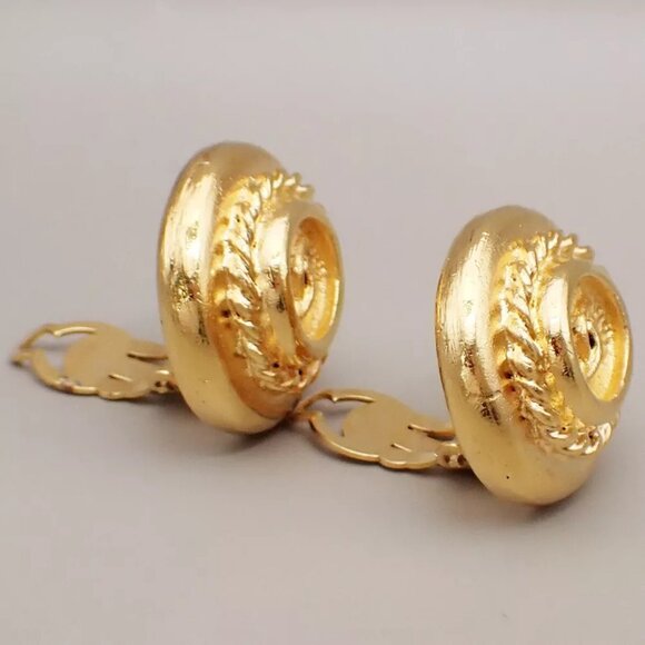 CHANEL CC Logo Button Round Earrings Clip-on Gold France Vintage 77RK787 - Picture 3 of 10